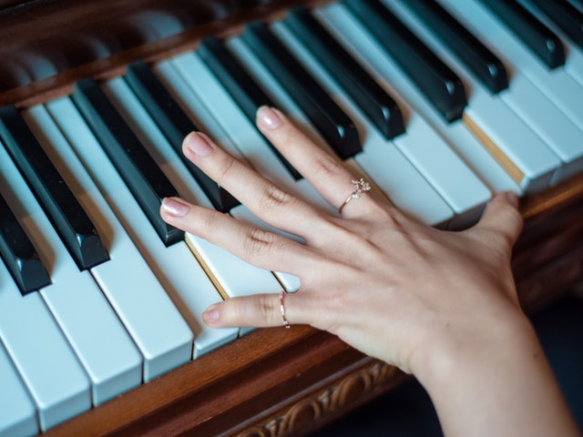 Kvinna spelar piano